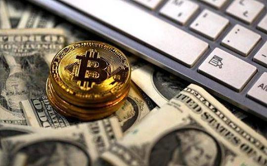 用户问如何在OKEx购买比特币。需要先判断他是否是新手。如果完全没有交易经验，需要解释注册和认证流程；如果已有账户但不懂操作，重点放在购买步骤。
考虑到安全问题，应该提醒用户完成KYC认证和设置二次验证。购买方式有币币交易和快捷买币两种，新手可能更适合快捷买币。还需要说明支付方式选择、价格影响因素等。
最后要强调资产安全，比如提到提币到硬件钱包。风险提示也不能少，特别是价格波动和技术风险。整个回答要简洁，避免让用户感到信息过载。
