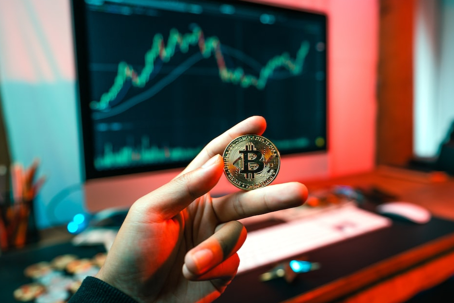 一个比特币的价格会根据市场实时波动，目前大约在7万美元左右（2024年10月数据）。具体价格请在可信的交易所或行情网站查看实时数据。请注意，投资加密货币风险极高。
